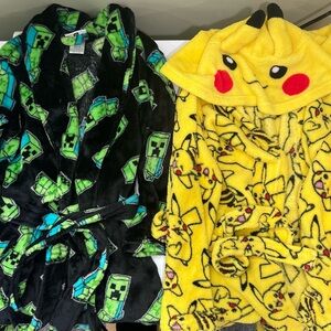 Lot of 2 kids robes XS and M Minecraft creeper and Pokémon Picachu